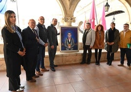 Concejales y alcalde de Ciudad Rodrigo junto al artista con el cuadro.
