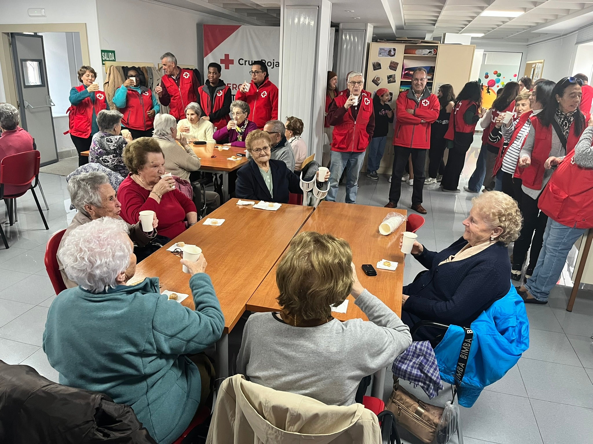 Béjar celebra el día de la Cruz Roja con una merienda para mayores y pequeños