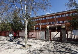 Acceso al colegio San Mateo de la capital.