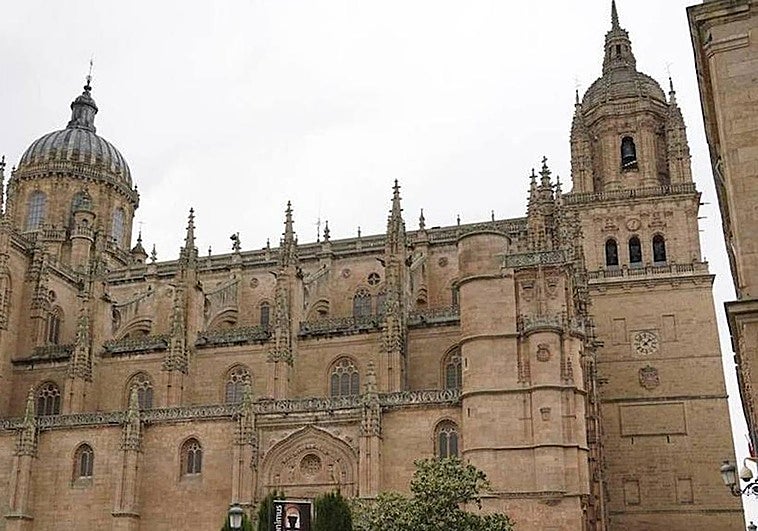 Las campanas suenan en la Catedral Nueva de Salamanca.
