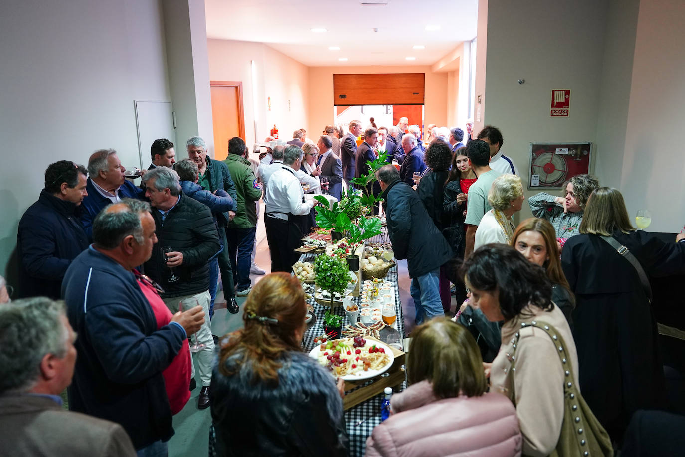Un momento del ágape compartido por los accionistas de GRUPOSA tras la asamblea.