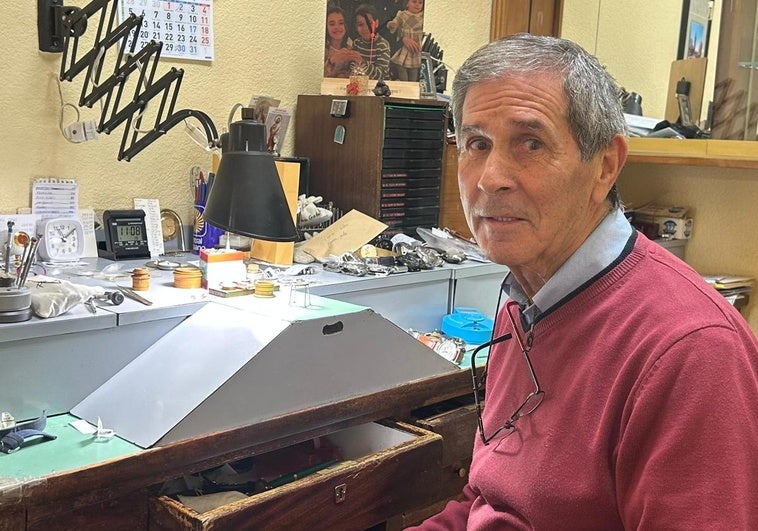 Julián Martín en el taller se su negocio.