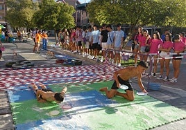 Yincana de peñas de Ferias y Fiestas en Peñaranda , con pruebas similares a las del 'Grand Prix'.