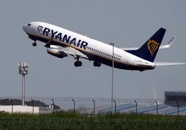 Un avión de Ryanair despega en un aeropuerto.