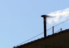 Imagen de la fumata blanca saliendo de la chimenea de la Capilla Sixtina.