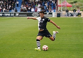 Eudald Vergés se dispone a golpear la bola en un partido en el Reina Sofía.