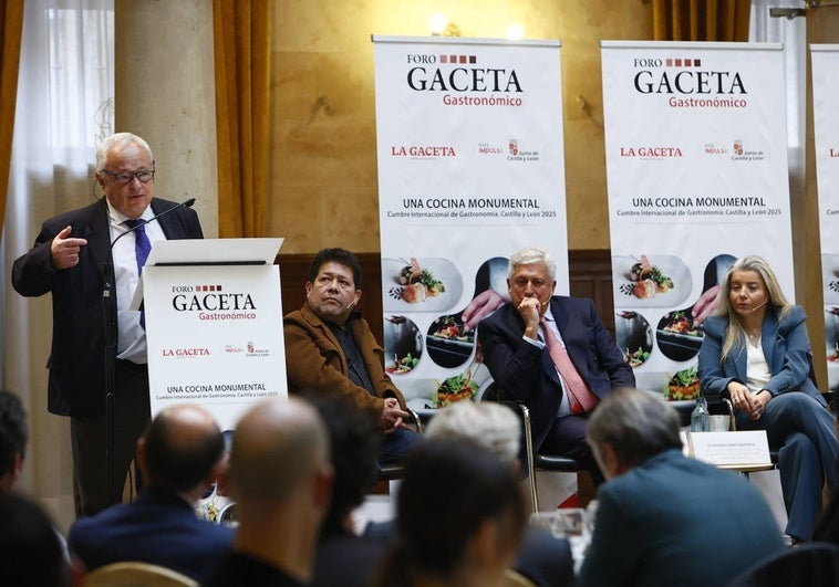 Gonzalo Santonja, ante la mirada de Víctor Gutiérrez, Enrique Valero y Teresa Rodríguez.