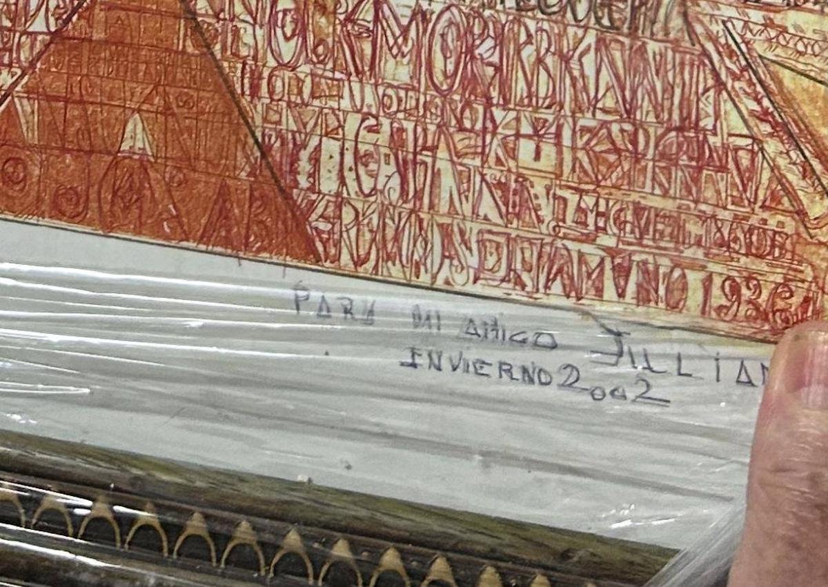 Imagen secundaria 1 - Julián Martín muestra los tesoros de su trastienda.