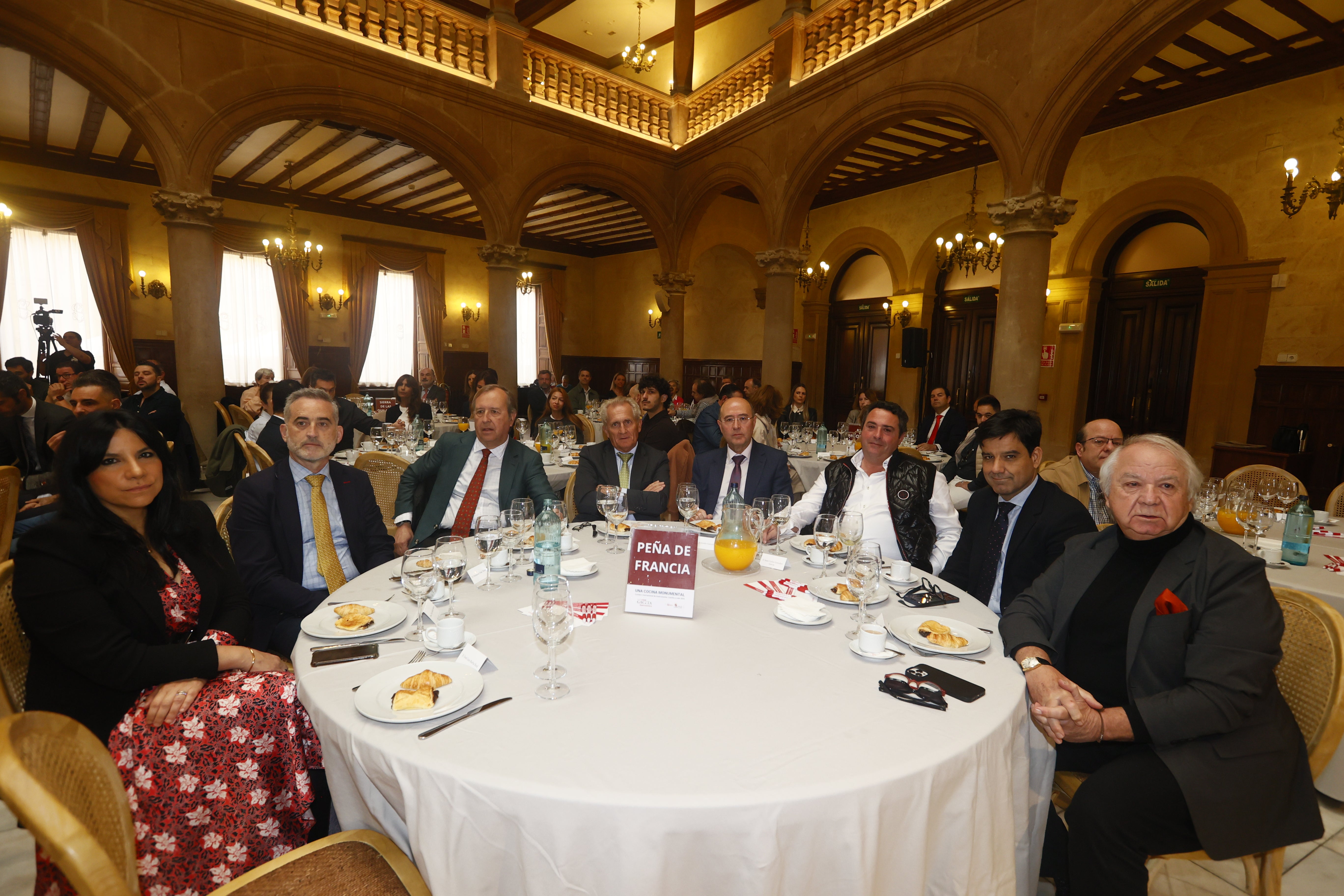 Elsa García Santos (Delegada de zona de Iberdrola), Fernando Díaz Torres (Secretario territorial de la Junta en Salamanca), Ángel González Pieras (Director General de Turismo de la Junta), Jaime González Lucas (Director General de LA GACETA), José Luis Barba Real (Gerente de la Fundación Salamanca Ciudad de Cultura y Saberes), Juan Carlos González García (Presidente D.O.P. Guijuelo), Manuel Rubio González (Director Territorial de Unicaja) y Juan María López Álvarez (Empresario).