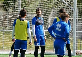 El jugador de Unionistas Carlos de la Nava se ejercita junto al resto de sus compañeros en una sesión de entrenamiento de la presente semana.