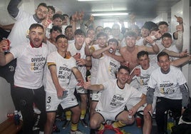 Los juveniles de Unionistas celebran su histórico ascenso a División de Honor.