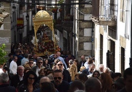 El Cristo del Refugio de Candelario subió a la iglesia el 1 de mayo y bajará mañana por la tarde.