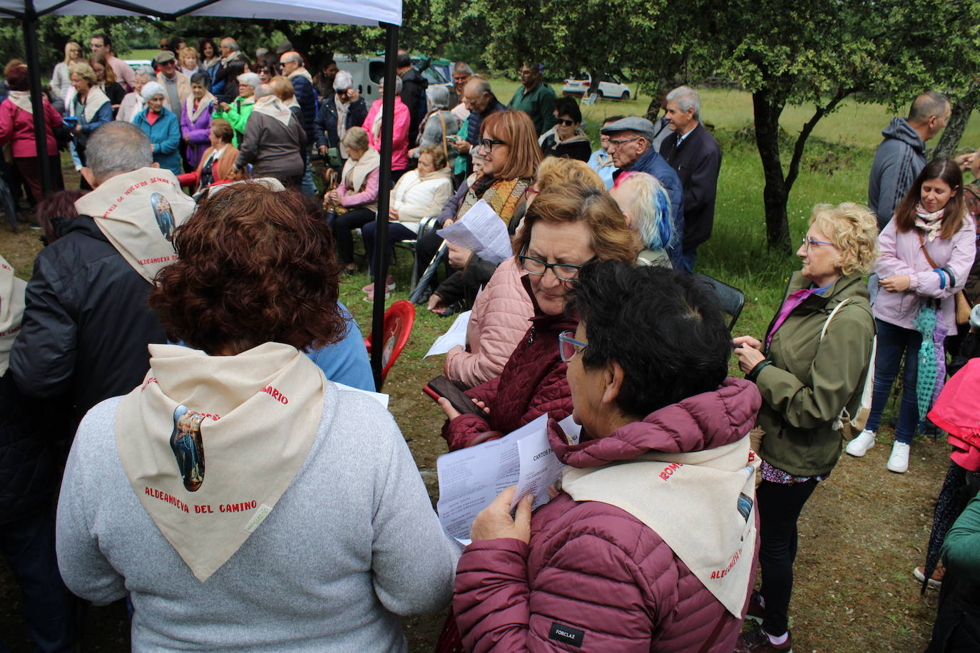 Valdelamatanza y Aldeanueva del Camino se reencuentran en su romería de la Virgen del Rosario