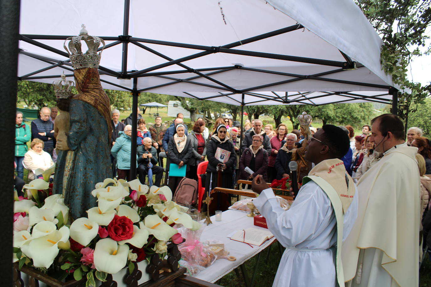Valdelamatanza y Aldeanueva del Camino se reencuentran en su romería de la Virgen del Rosario