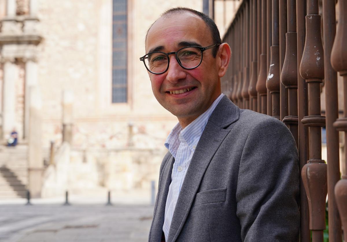 David Serrada, a las puertas de la sede del PSOE salmantino.