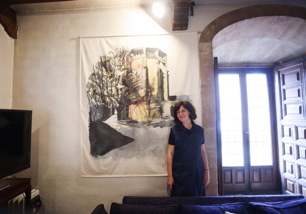 María Blanco-Cobaleda junto a un lienzo en la Casa de las Muertes.