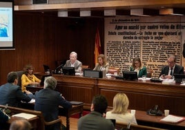 El catedrático de Ingeniería Hidráulica y Medio Ambiente de la Universidad Politécnica de València (UPV), Félix Ramón Francés García (1i) y el presiente de la comisión es Gerardo Camps (4i)