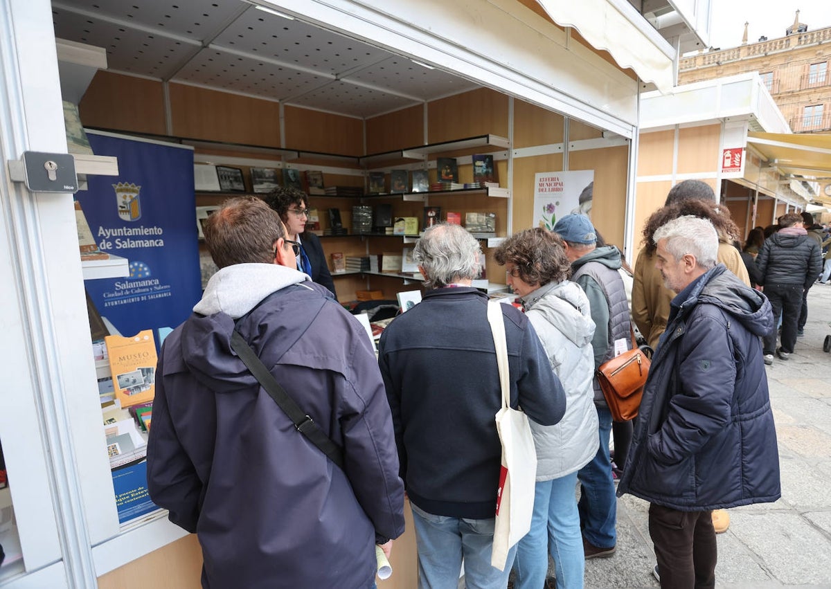 Imagen secundaria 1 - La literatura toma la Plaza Mayor de la mano de la 43 edición de la Feria del libro