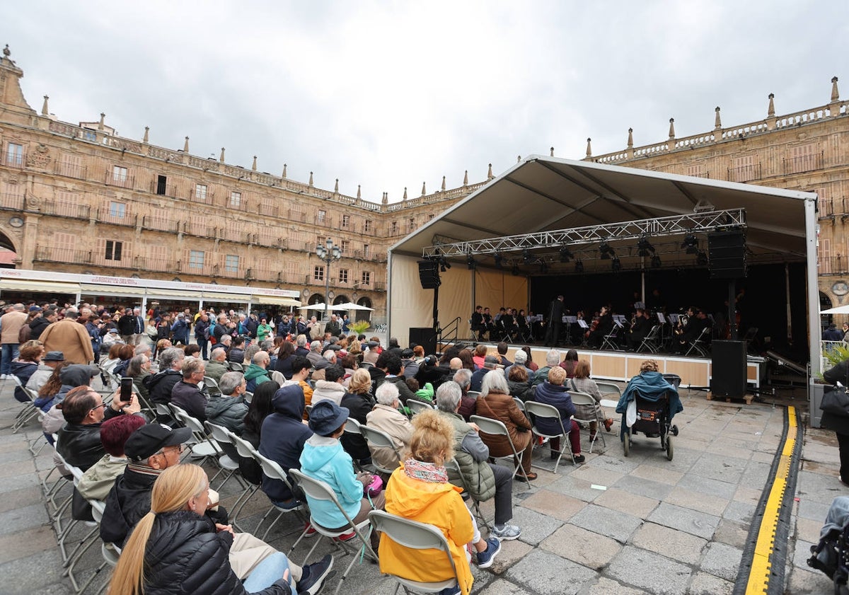 Imagen principal - La literatura toma la Plaza Mayor de la mano de la 43 edición de la Feria del libro