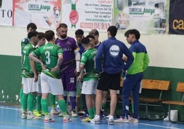Óscar González da instrucciones a sus jugadores en el último encuentro de la temporada regular.