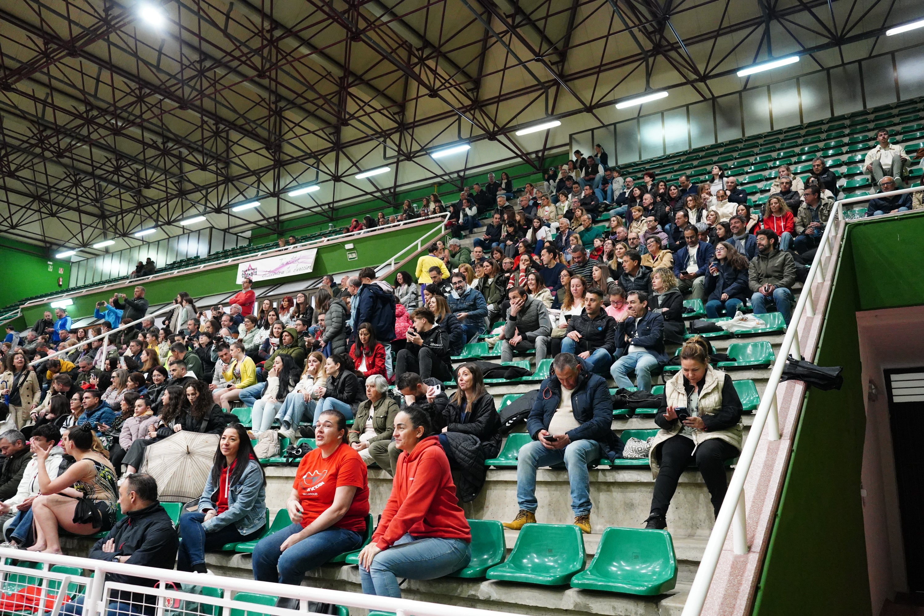 Las goteras marcan el primer día de gimnasia en Salamanca