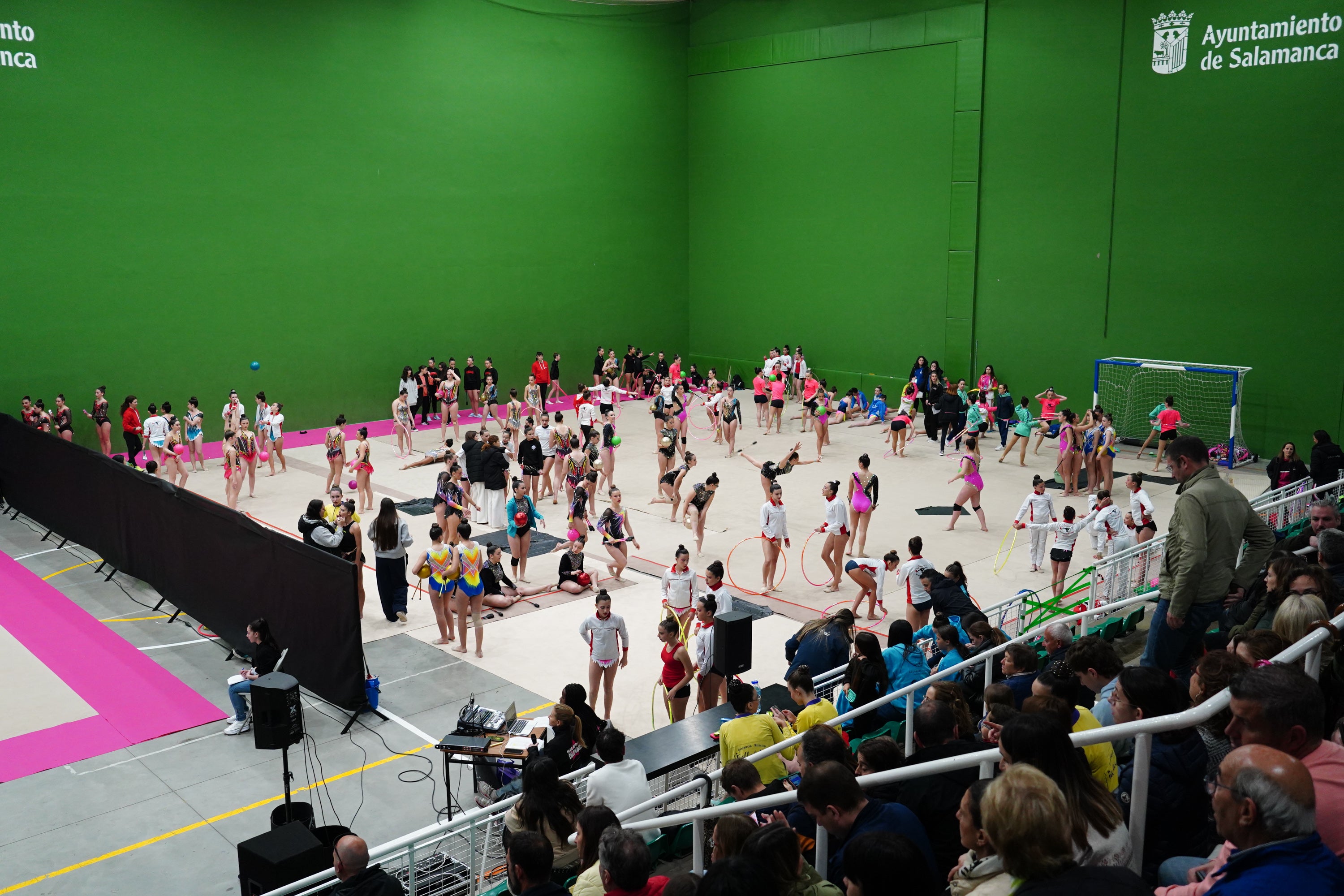 Las goteras marcan el primer día de gimnasia en Salamanca