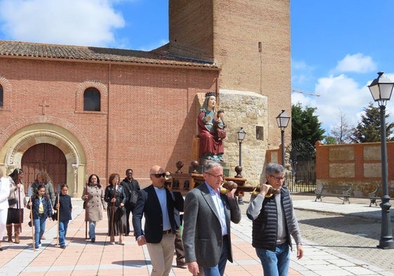 Procesión con la Virgen en Paradinas