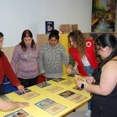 Madres participan en el taller de Cruz Roja.