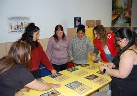 Madres participan en el taller de Cruz Roja.