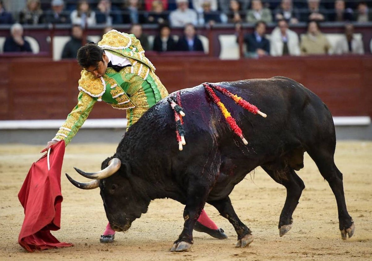 Miguel Ángel Perera con Amargado, el cuarto de Fuente Ymbro.