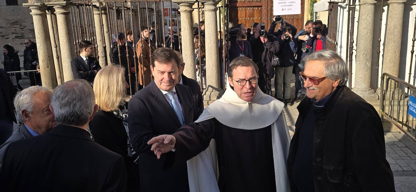 Algunas personalidades aguradan a entrar en la Basílica de la Anunciación.