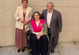 Celia junto a sus padres, María Jesús y Pelayo, el día de su graduación en el Palacio de Congresos el 26 de abril.