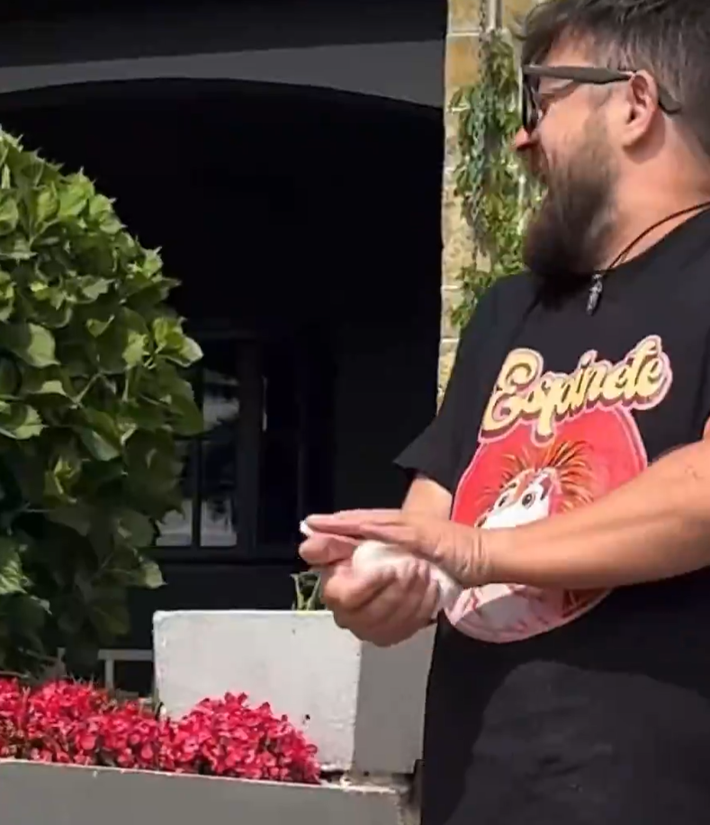 Un conocido 'influencer' gastronómico, a urgencias tras una caída antes de una grabación: «Oímos un pum y estaba lleno de sangre»