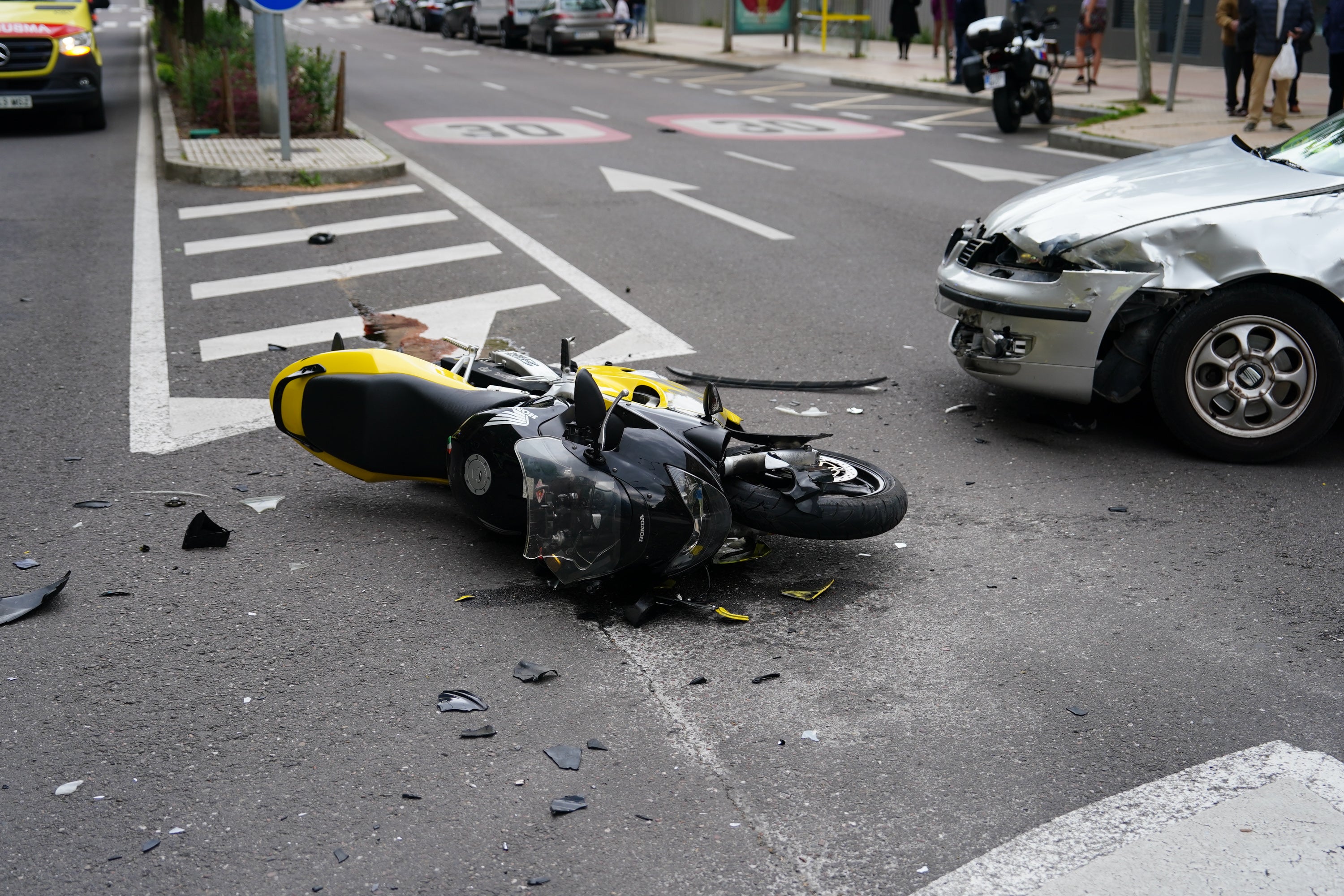 Así ha sido la brutal colisión con dos motoristas heridos en la avenida de Alfonso IX de León