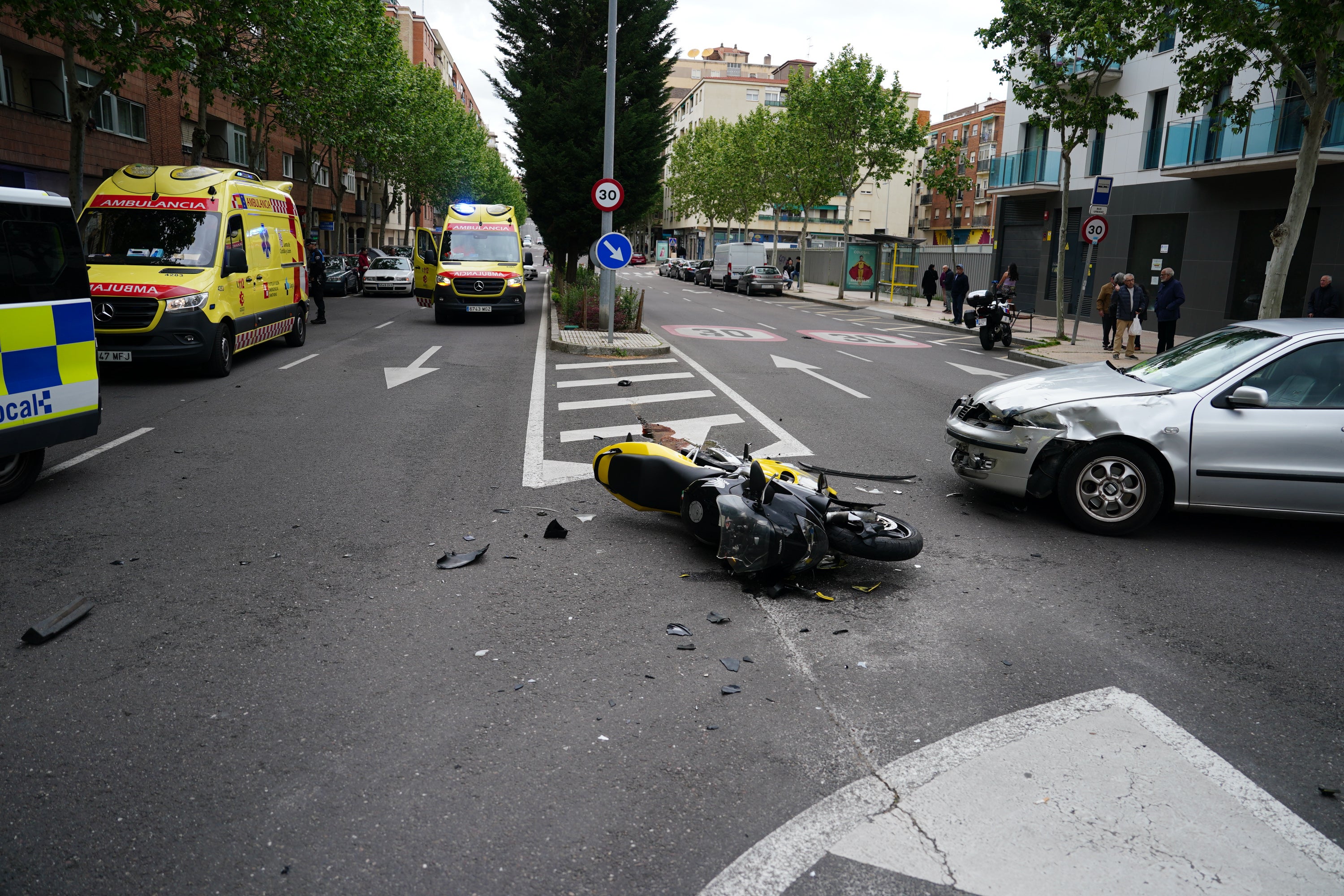 Así ha sido la brutal colisión con dos motoristas heridos en la avenida de Alfonso IX de León