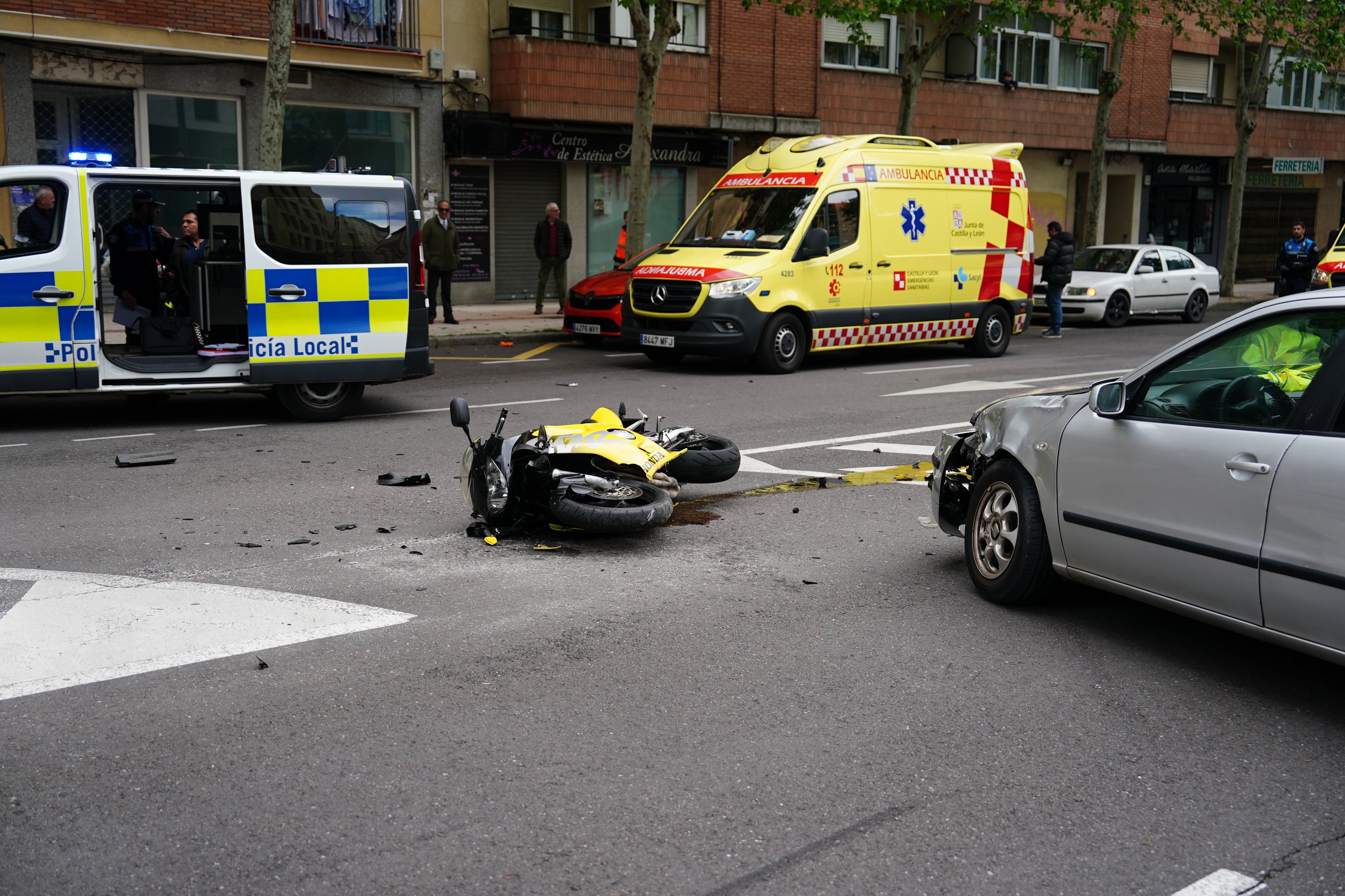Así ha sido la brutal colisión con dos motoristas heridos en la avenida de Alfonso IX de León