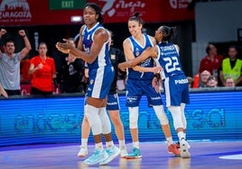 Fingall, Alba Torrens y Turner celebran una canasta durante el partido en el Príncipe Felipe.
