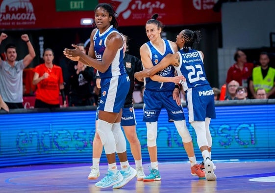 Fingall, Alba Torrens y Turner celebran una canasta durante el partido en el Príncipe Felipe.