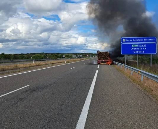Así han intervenido los Bomberos en el incendio de un camión en la A-62