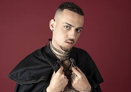 Ángel Lemus utiliza la vestimenta tradicional en este proyecto.