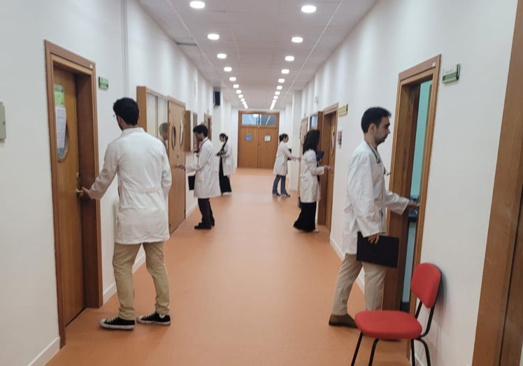 Los alumnos, antes de entrar en las consultas para hacer el diagnóstico.