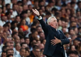 Ancelotti da indicaciones durante un encuentro.