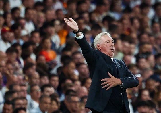 Ancelotti da indicaciones durante un encuentro.