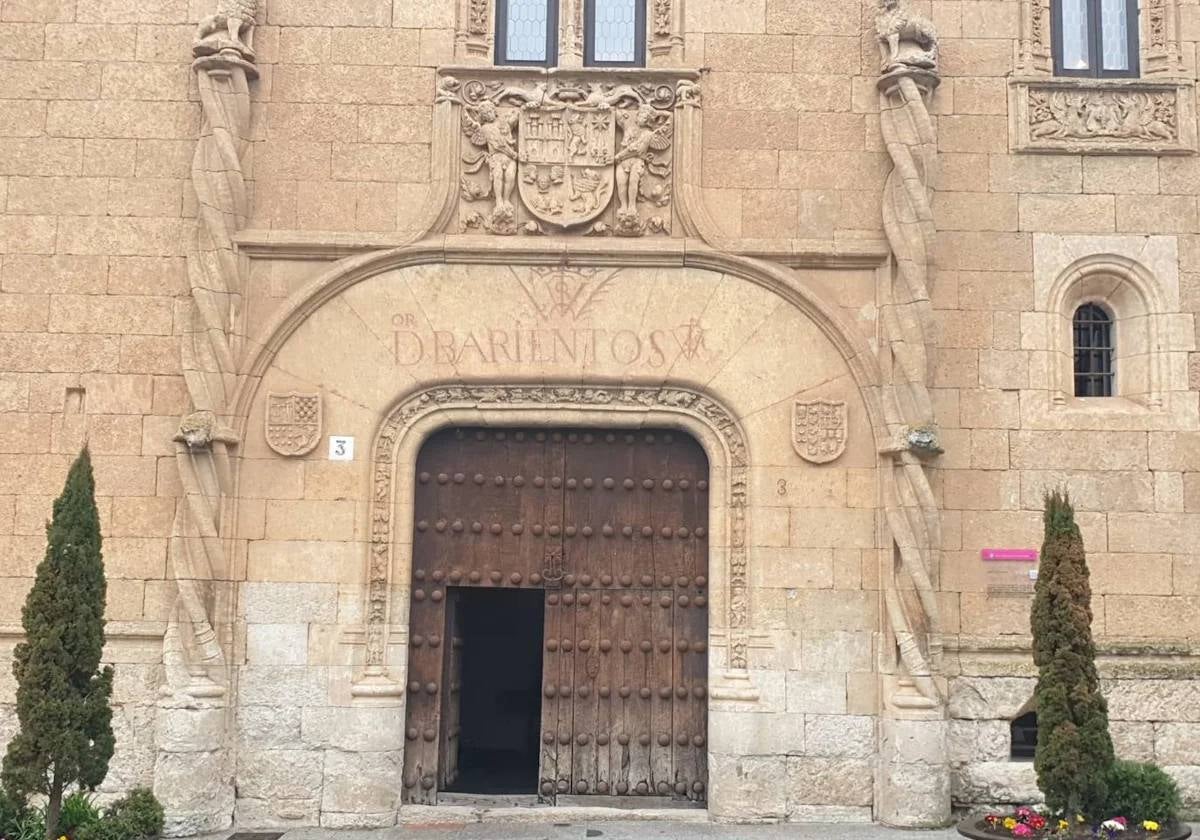Una pelota de golf, un pez marino o fresas: estos son los secretos que esconden los escudos de los pueblos de Salamanca