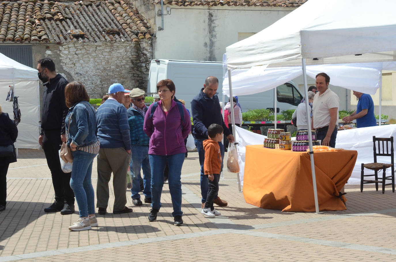 Los variados puestos conducen las jornadas.