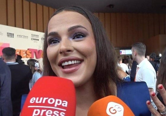 Marta Peñate atiende a los medios de comunicación.