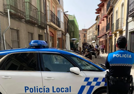 Imagen de un agente de la Policía Local de Peñaranda de espaldas.