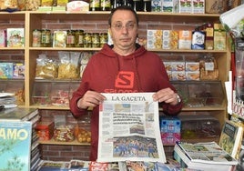 Santiago Cuadrado en su quiosco «La Oca» en Béjar.