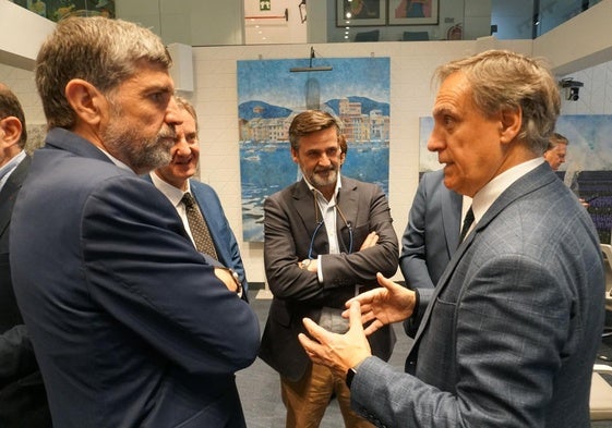 El alcalde durante su reunión con los empresarios en Madrid.