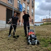 Óscar García y Julio Nicusor tras limpiar toda la zona en el barrio de Pizarrales.